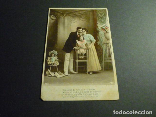 Postales: NI&Ntilde;A CON SUS PADRES ANTIGUA POSTAL - Foto 1