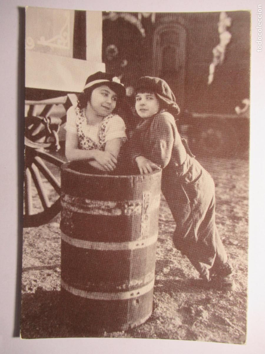 Postales: Postal ni&ntilde;os con ropa de &eacute;poca - Postal moderna - Foto 1