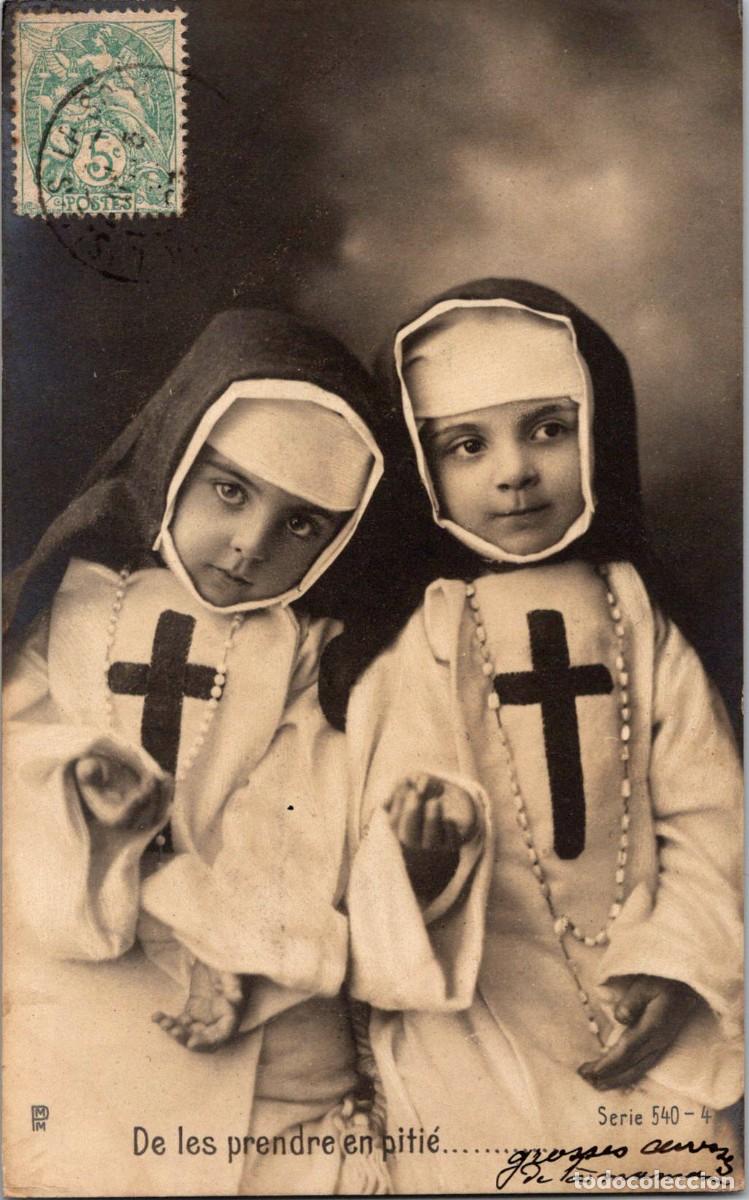 Postcards: Dos Ni&ntilde;as Vestidas de Monja - Fotogr&aacute;fica - 138x86mm - Reverso sin dividir