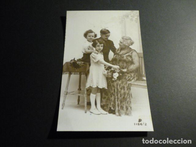 Postales: NI&Ntilde;OS CON ABUELA POSTAL - Foto 1