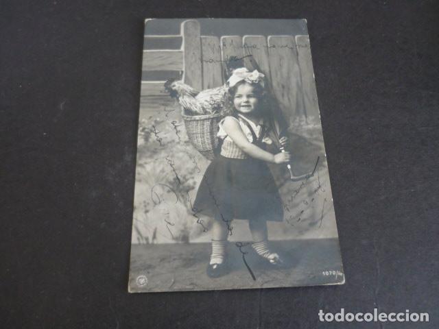 Postales: NI&Ntilde;A CAMPESINA CON GALLINA POSTAL - Foto 1