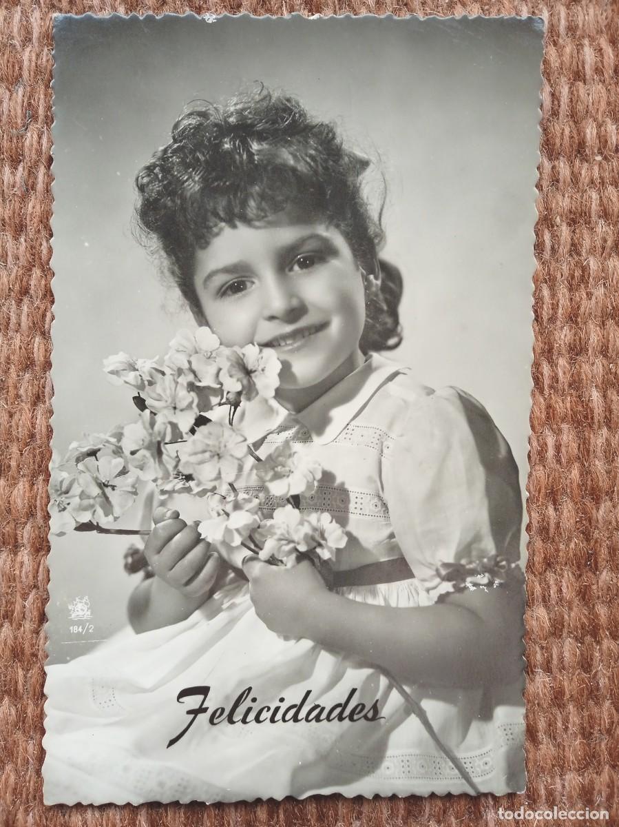 Postales: FELICIDADES - NI&Ntilde;A CON FLORES - Foto 1