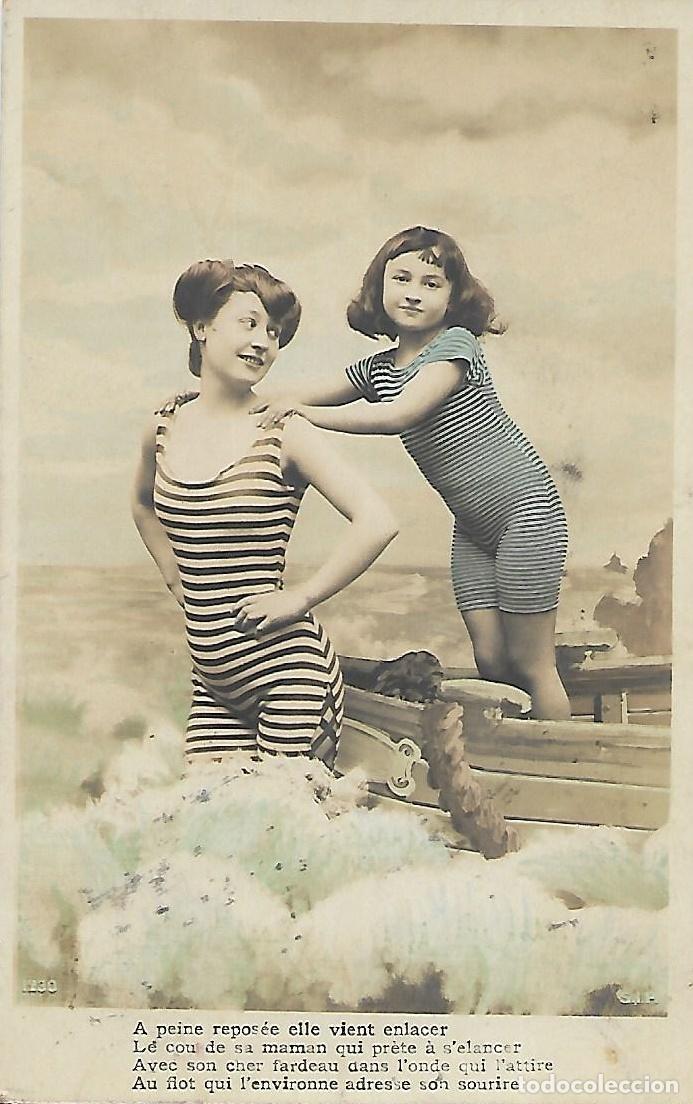 Postales: MADRE E HIJA CON BARCA EN LA PLAYA EN TRAJE DE BA&Ntilde;O (1908) - Foto 1