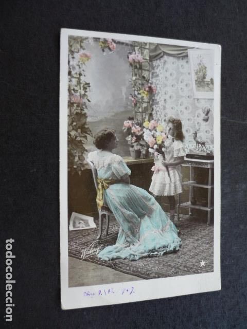 Postales: NI&Ntilde;A Y MADRE CON FLORES POSTAL - Foto 1
