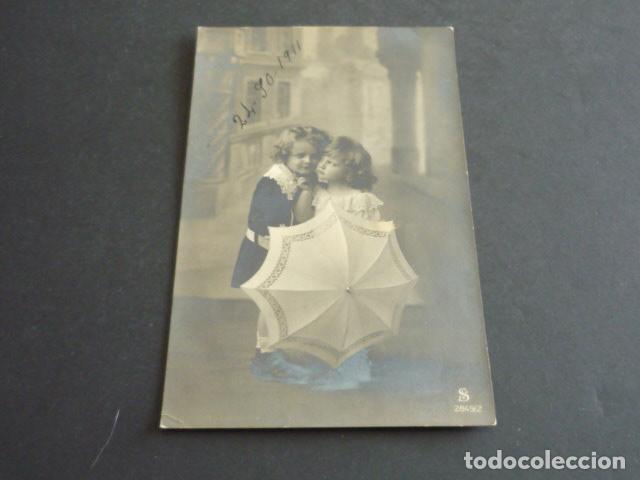 Postales: NI&Ntilde;OS CON SOMBRILLA POSTAL - Foto 1