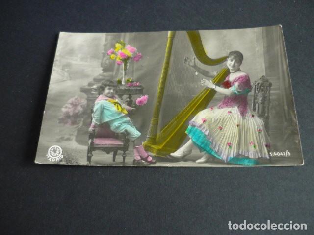 Postales: NI&Ntilde;O CON MUJER Y ARPA POSTAL - Foto 1