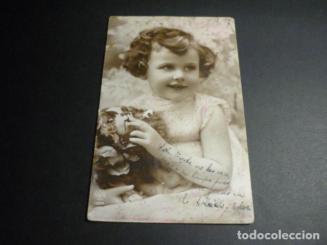 Postales: NI&Ntilde;A CON MU&Ntilde;ECO POSTAL - Foto 1