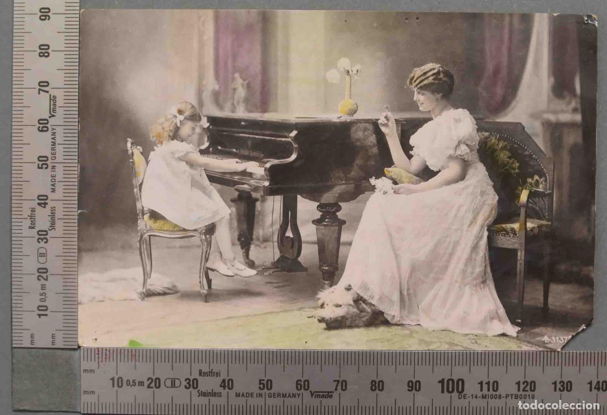 Postales: POSTAL. NI&Ntilde;A TOCANDO EL PIANO ILUMINADA - Foto 1