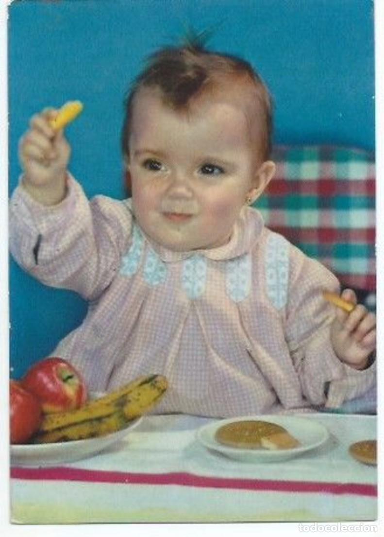 Postales: NI&Ntilde;A DESAYUNANDO FRUTAS - Foto 1