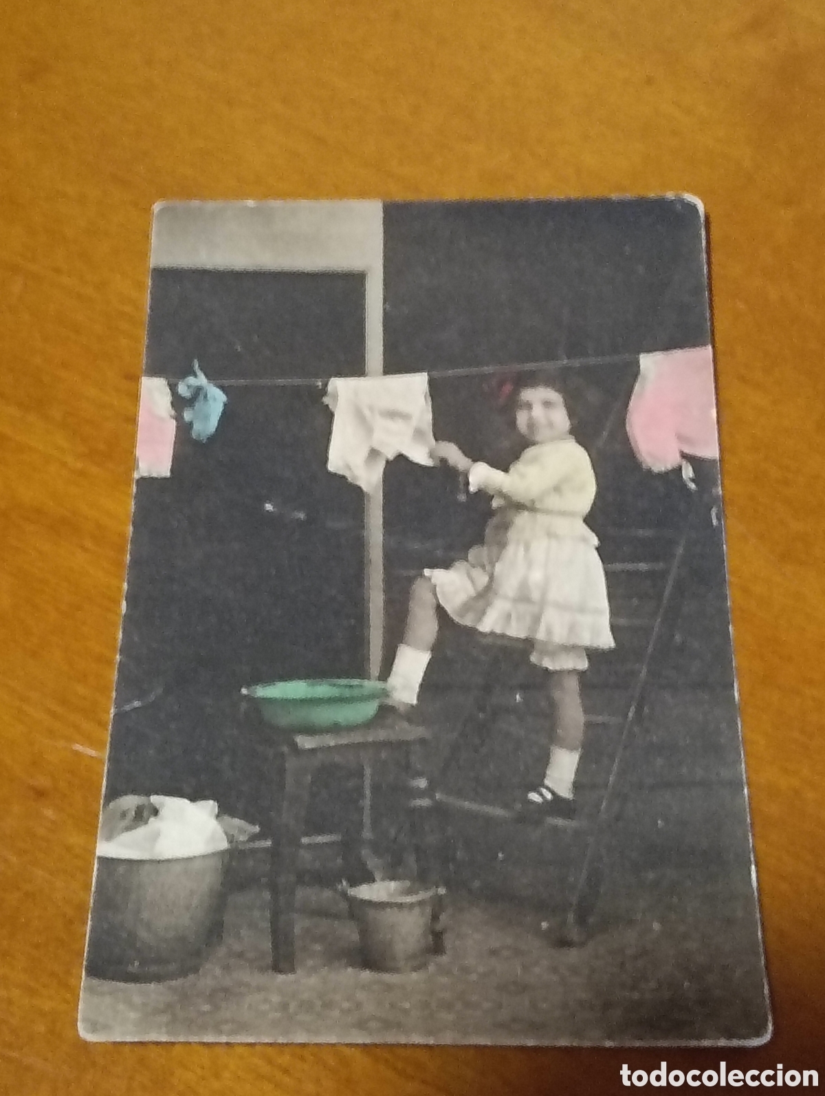 Postales: Postal a&ntilde;os 20 ni&ntilde;a tendiendo ropa