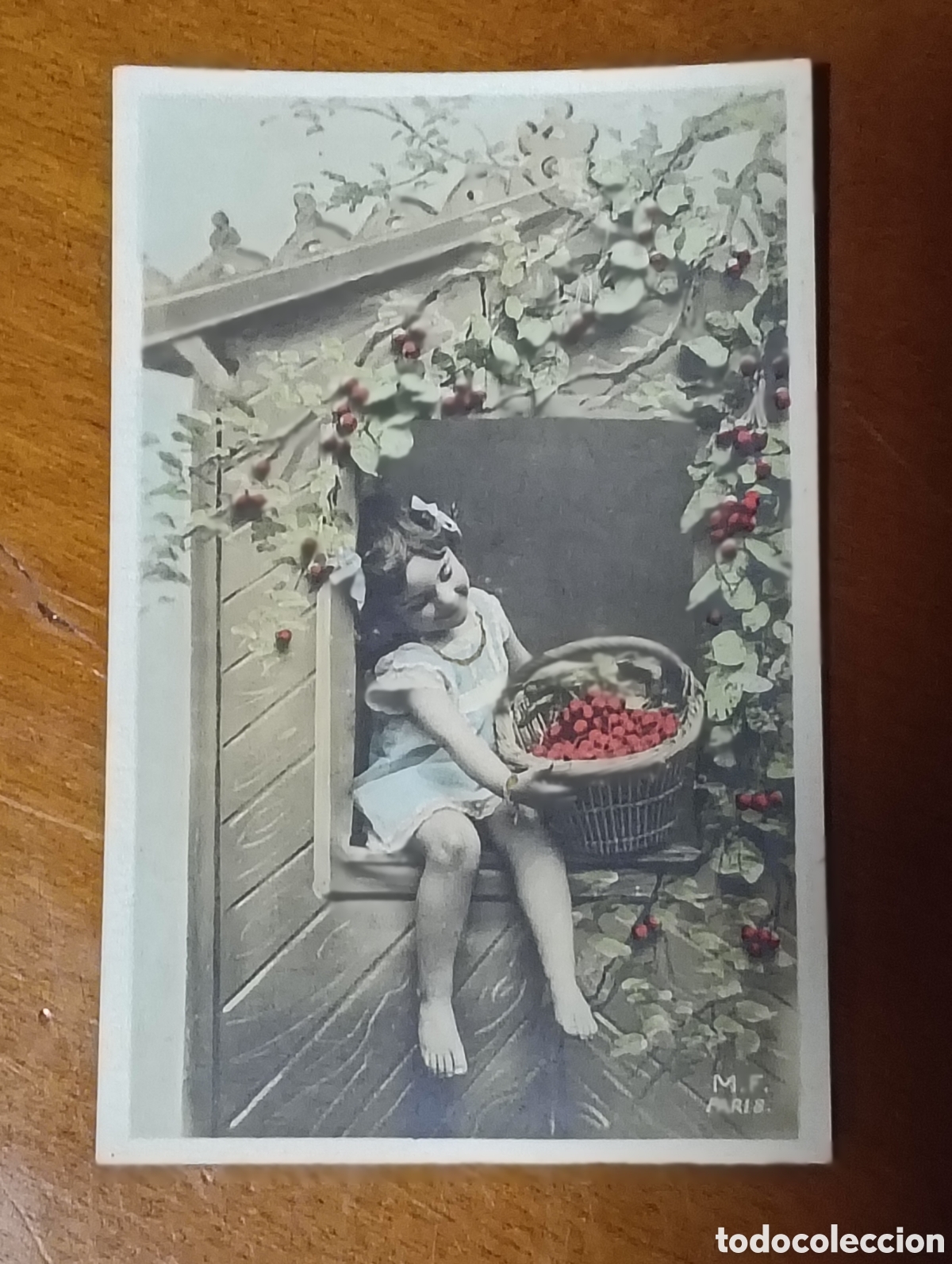 Postales: Postal Ni&ntilde;a con una cesta de cerezas en una ventana.