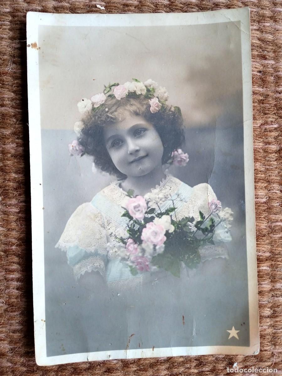 Postcards: NI&Ntilde;A CON RAMO DE FLORES