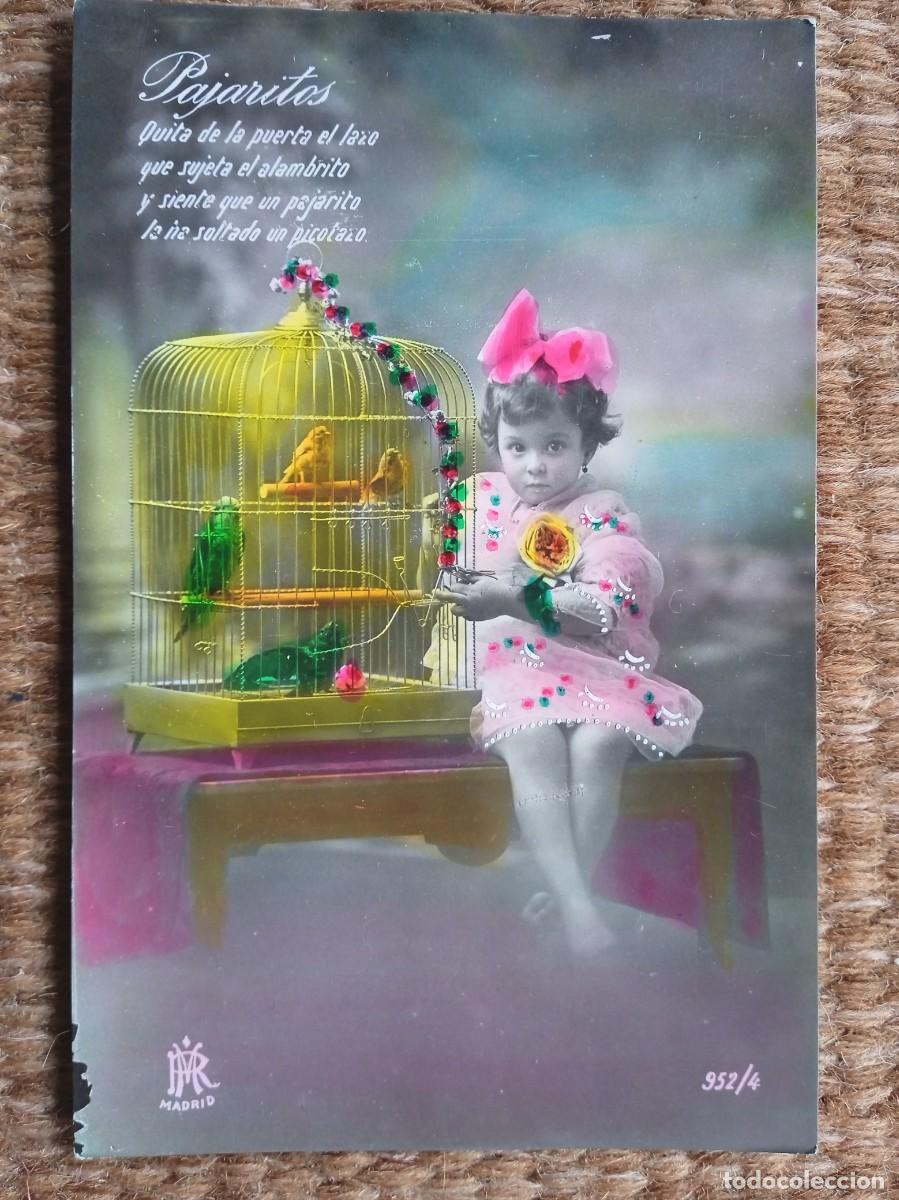 Postcards: NI&Ntilde;A POSANDO CON PAJARITOS