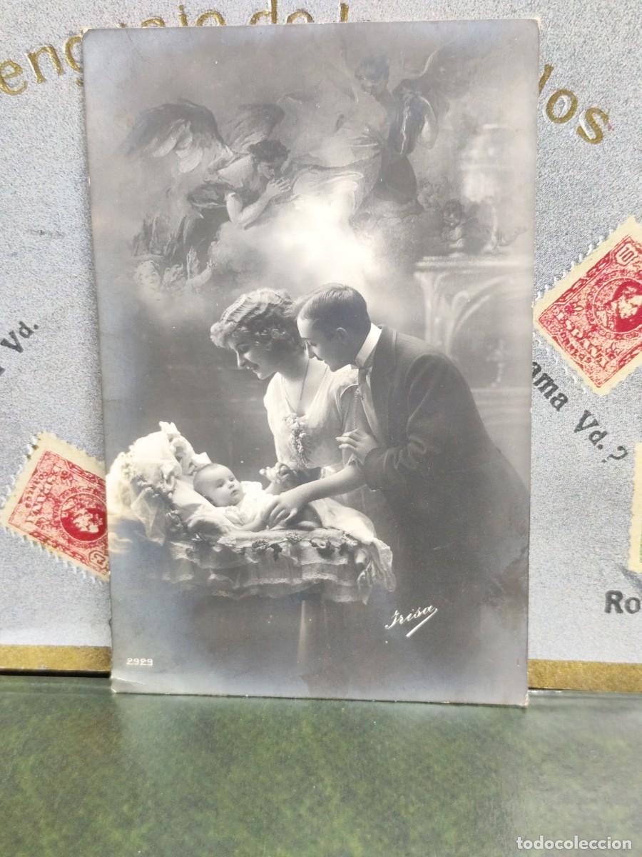 Postcards: PA 266 Postal 2929 Padres con hijo . Irisa