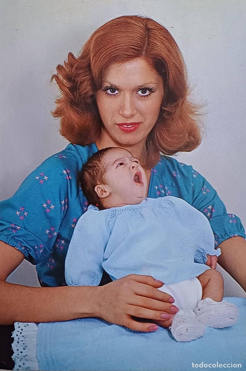 Postcards: Mujer con ni&ntilde;o. Curiosa postal.