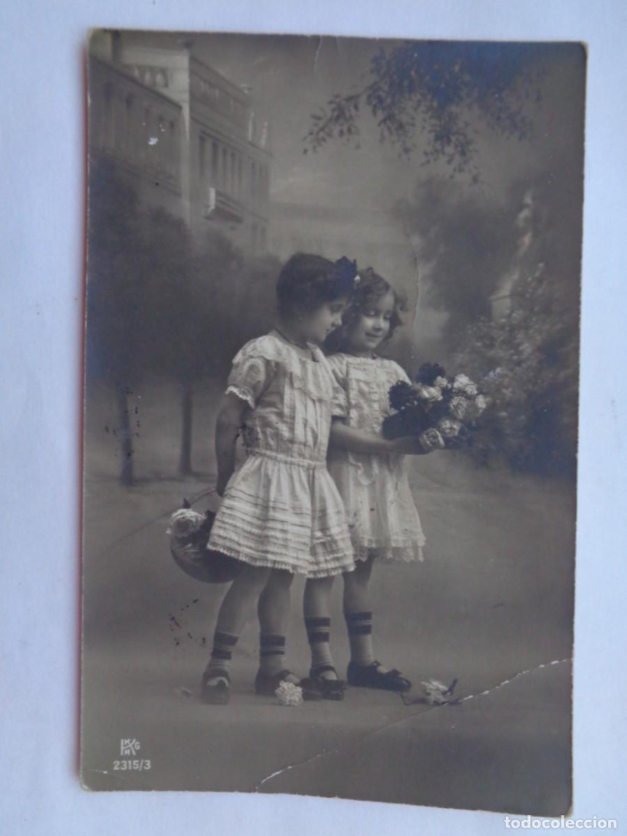 Postcards: PRECIOSA POSTAL DE NI&Ntilde;AS CON FLORES . PRINCIPIOS DE SIGLO, CON SELLO DEL REY ALFIONSO XIII