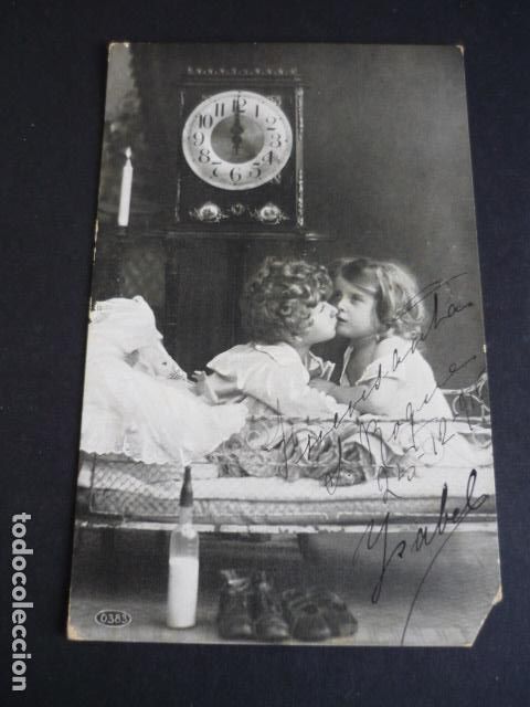 Postales: NI&Ntilde;OS BESANDOSE CON RELOJ POSTAL - Foto 1