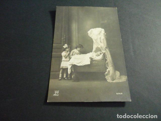 Postales: NI&Ntilde;OS CON BEBE POSTAL - Foto 1