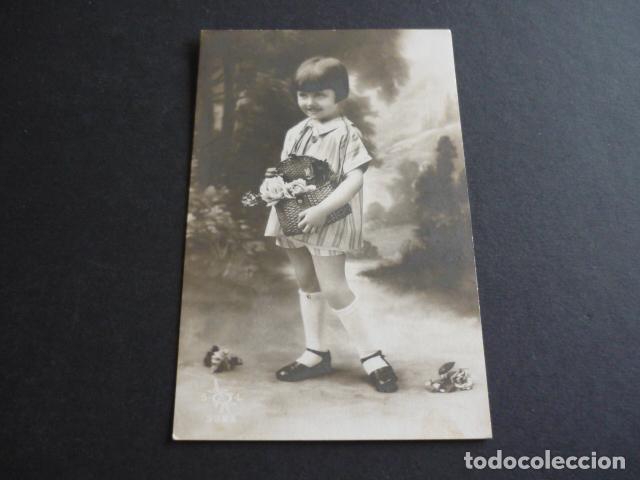 Postales: NI&Ntilde;A CON CESTA POSTAL - Foto 1