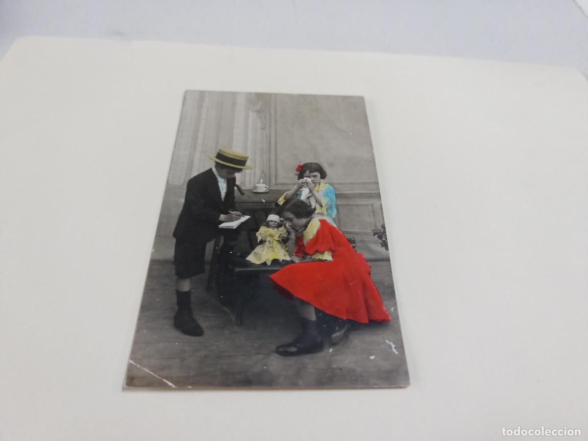 Postales: POSTAL NI&Ntilde;OS CON MU&Ntilde;ECA HERIDA - Foto 1