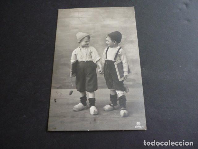 Postales: NI&Ntilde;OS CON ZUECOS POSTAL - Foto 1