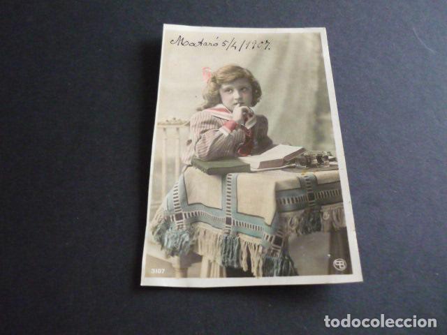 Postales: NI&Ntilde;A LEYENDO EN MESA POSTAL - Foto 1