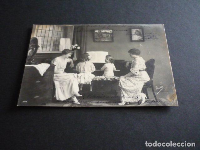 Postales: NI&Ntilde;AS TOCANDO EL PIANO POSTAL - Foto 1