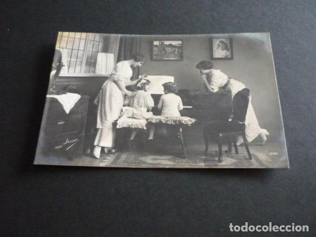 Postales: NI&Ntilde;AS TOCANDO EL PIANO POSTAL - Foto 1