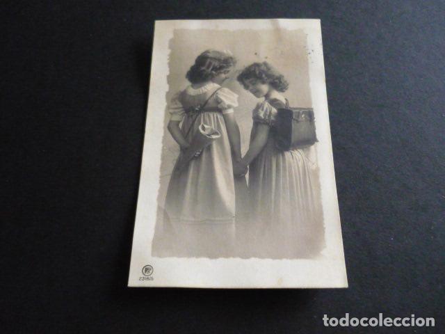 Postales: NI&Ntilde;AS CON CARTERA POSTAL - Foto 1