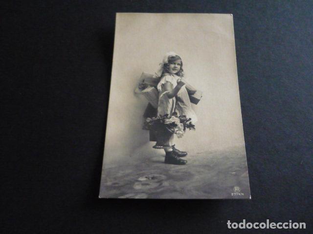 Postales: NI&Ntilde;A CON ROSAS POSTAL - Foto 1
