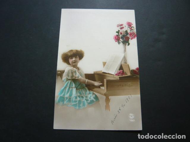 Postales: NI&Ntilde;A TOCANDO EL PIANO POSTAL - Foto 1