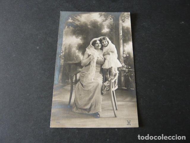 Postales: MUJER Y NI&Ntilde;A CON VELO POSTAL - Foto 1