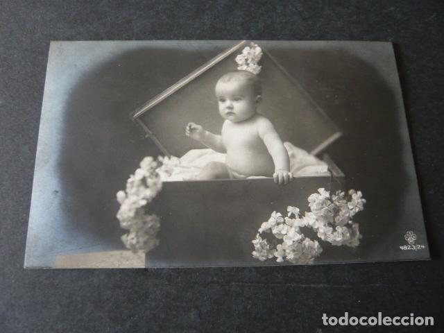 Postales: NI&Ntilde;O EN CAJA CON FLORES POSTAL - Foto 1
