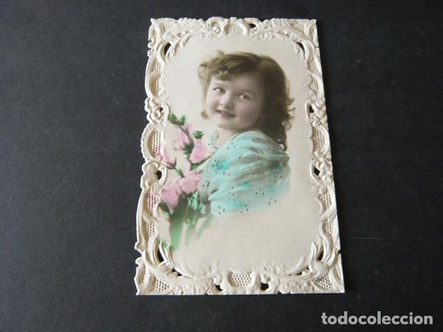 Postales: NI&Ntilde;A CON FLORES POSTAL TROQUELADA - Foto 1