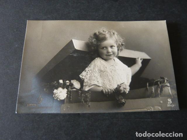 Postales: NI&Ntilde;O EN CAJA CON FLORES POSTAL - Foto 1