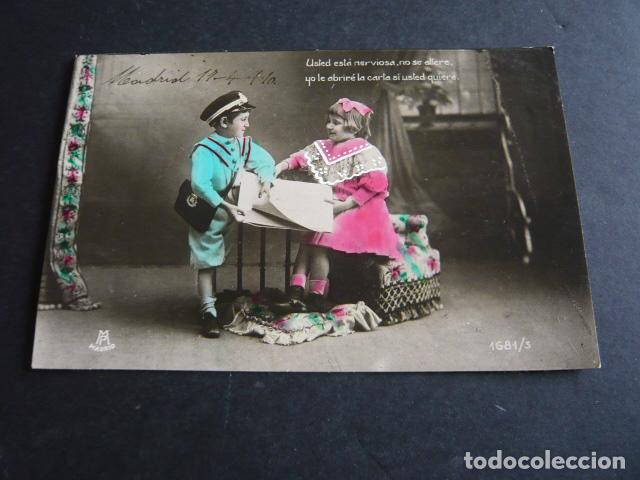 Postales: NI&Ntilde;A CON CARTERO POSTAL - Foto 1