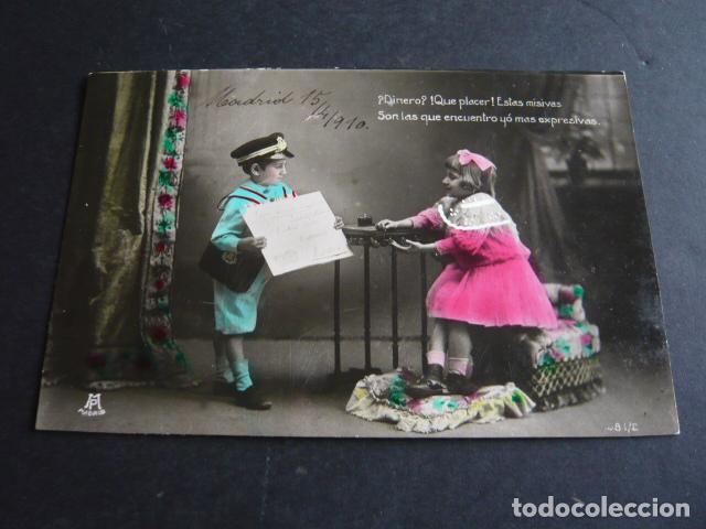 Postales: NI&Ntilde;A CON CARTERO POSTAL - Foto 1