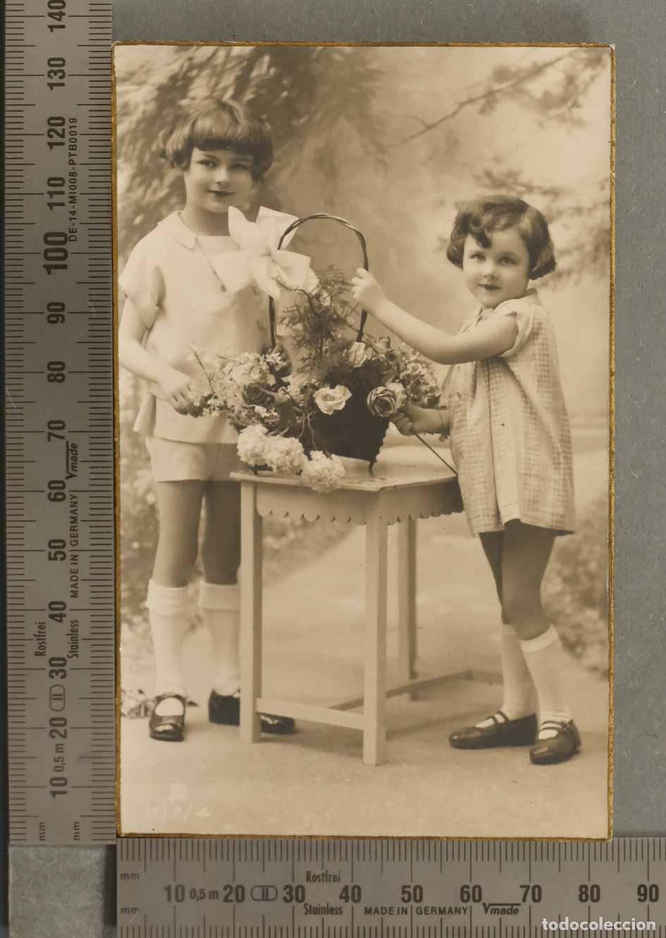 Postales: POSTAL. NI&Ntilde;AS CON CESTA FLORES - Foto 1