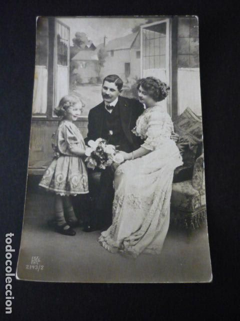 Postales: NI&Ntilde;A CON SUS PADRES POSTAL - Foto 1