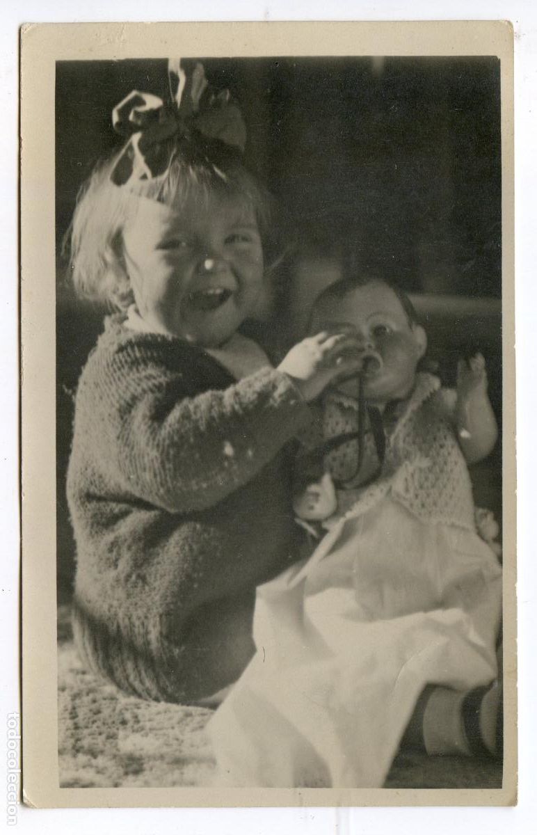 Postales: Ni&ntilde;a jugando con su mu&ntilde;eco, postal fotogr&aacute;fica, y otra sin mu&ntilde;eco