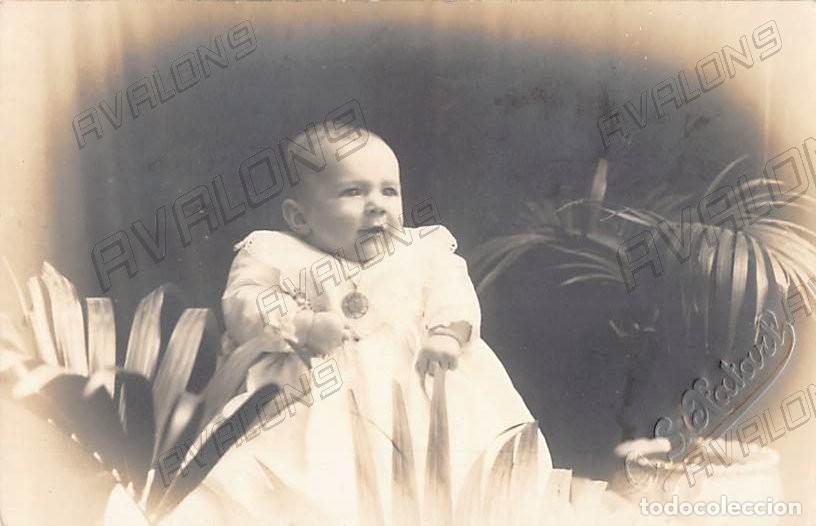 Cartoline: Postal foto espa&ntilde;ola de beb&eacute; vestidito - con marca troquelada del autor - A&ntilde;os 10