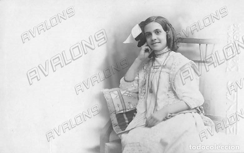 Cartoline: Postal foto espa&ntilde;ola de una jovencita sentada - Con la marca troquelada del autor, a&ntilde;os 10