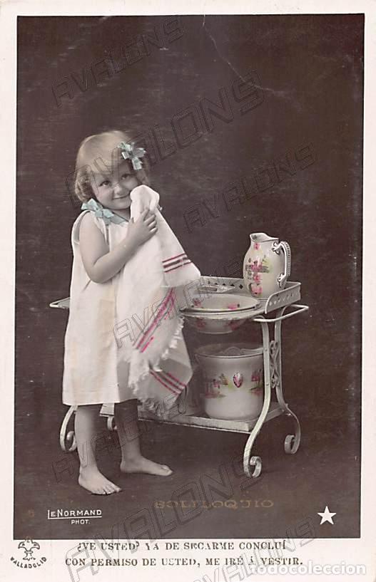 Cartoline: Postal Espa&ntilde;ola de una ni&ntilde;a sec&aacute;ndose - A&ntilde;os 10 - Sin Circular