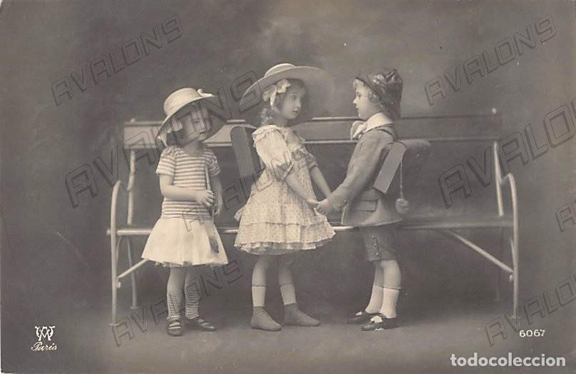 Cartoline: Postal Francesa de 2 Ni&ntilde;as y un Ni&ntilde;o al lado de un banco - A&ntilde;os 10 - Sin Circular