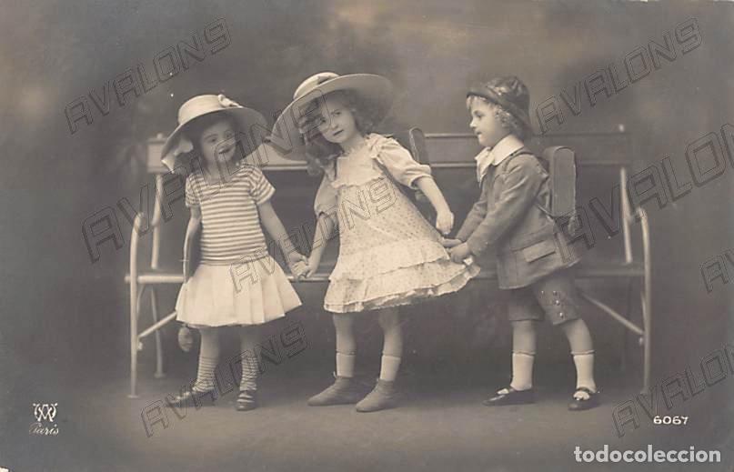 Cartoline: Postal Francesa de 2 Ni&ntilde;as y un Ni&ntilde;o al lado de un banco - A&ntilde;os 10 - Sin Circular