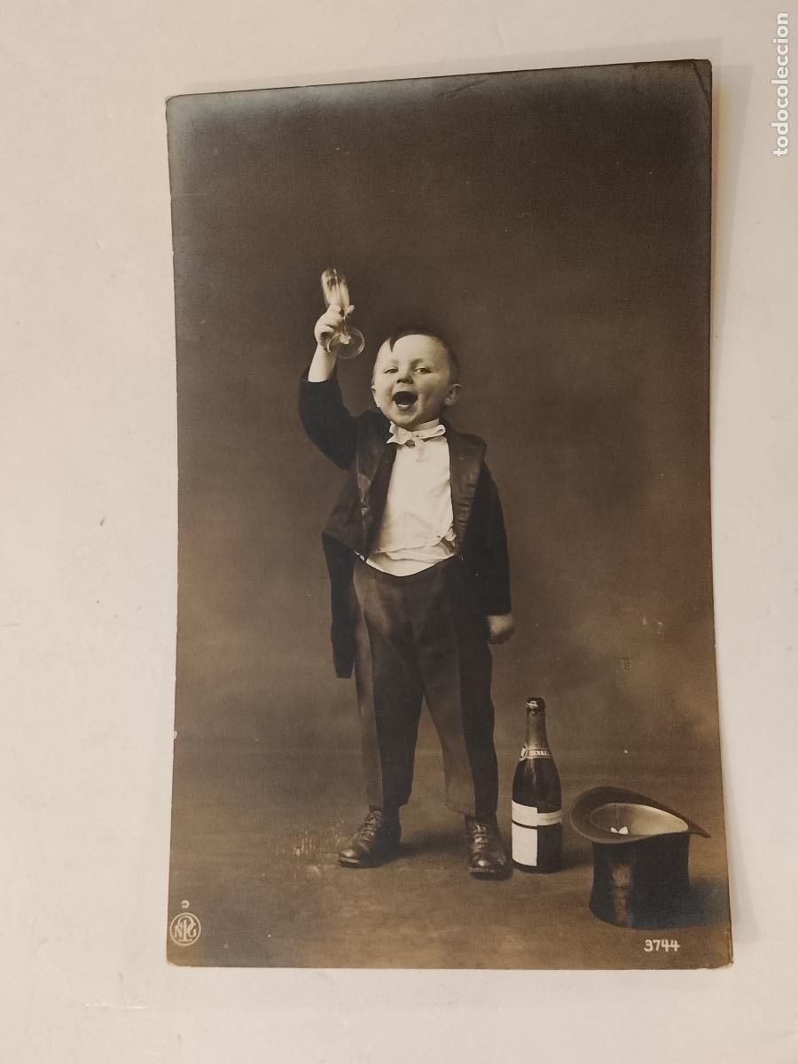 Postales: NI&Ntilde;O BORRACHO CON COPA DE CHAMPAGNE - POSTAL ANTIGUA -(115.505)
