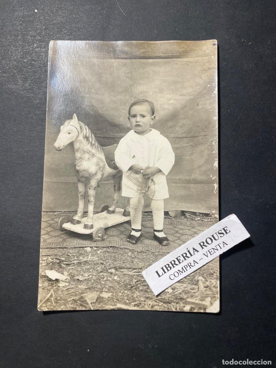 Postales: ANTIGUA POSTAL FOTOGRAFICA - NI&Ntilde;O CON JUGUETE CABALLO DE CART&Oacute;N - 14X9 CM. ESTADO EL QUE SE VE EN