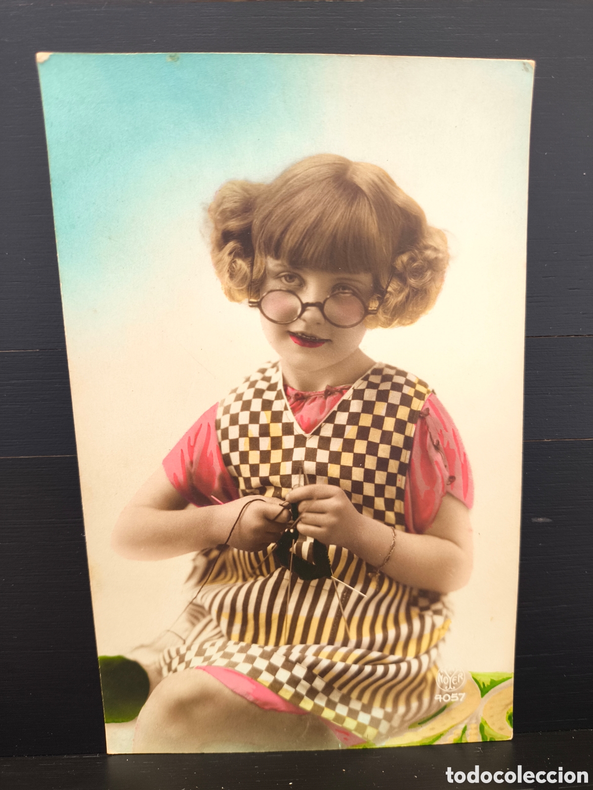 Postales: Antigua postal fotogr&aacute;fica coloreada retrato ni&ntilde;o ni&ntilde;a tejiendo rom&aacute;ntica fantas&iacute;a art&iacute;stica 1926