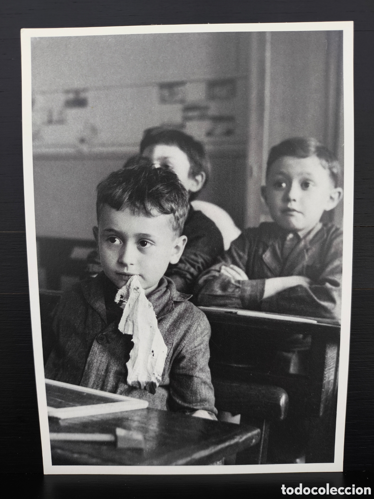 Postales: Postal fotogr&aacute;fica art&iacute;stica ni&ntilde;o ni&ntilde;a Escuela de Par&iacute;s foto Robert Doisneau Le Chiffon de l'ardoise