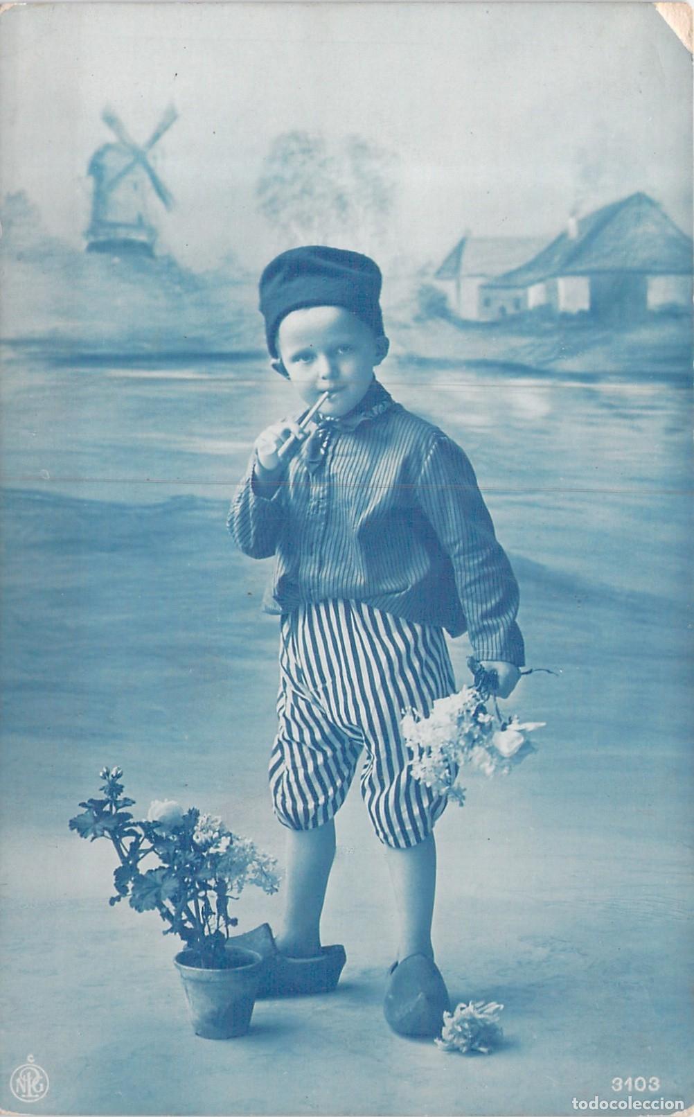 Postales: Postal foto de ni&ntilde;o con traje t&iacute;pico holand&eacute;s y zuecos, molino al fondo